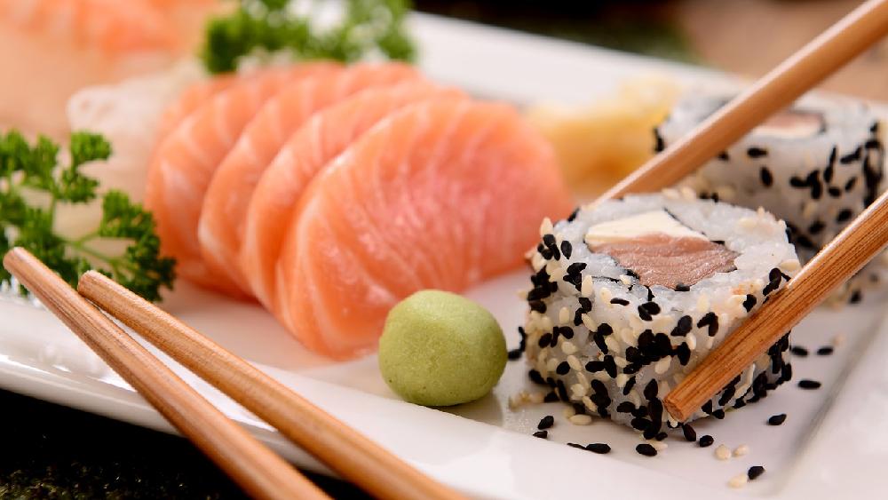Jak wybra? najlepsze sushi w Krakowie z dowozem do domu lub biura?